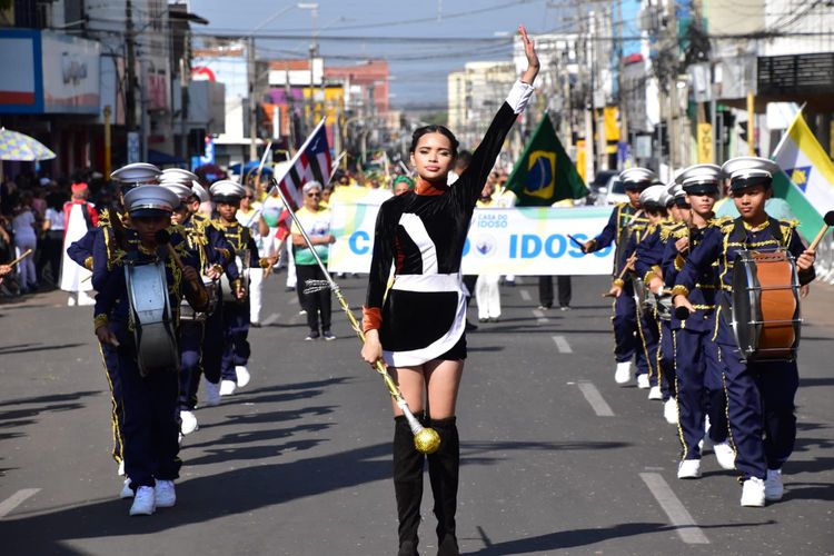 Público prestigia desfile cívico-militar da Independência