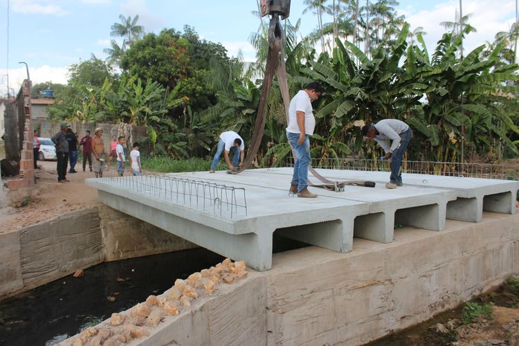 Prefeitura coloca vigas de concreto pré-moldadas na ponte da Rua 4
