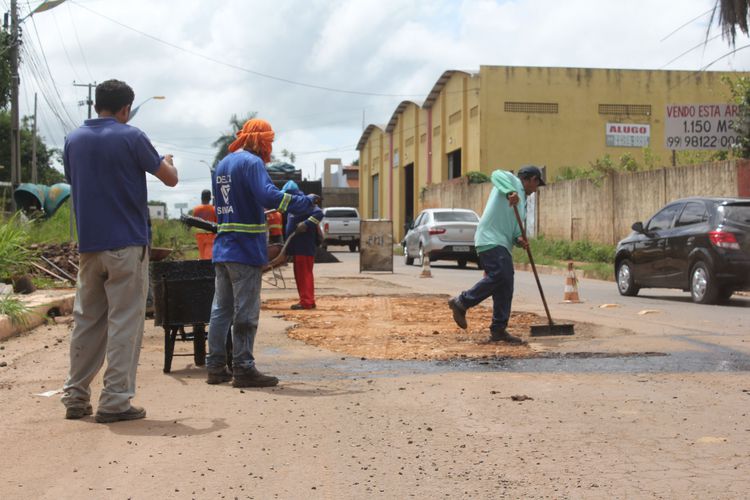 Quatro equipes recuperam malha asfáltica dos bairros de Imperatriz