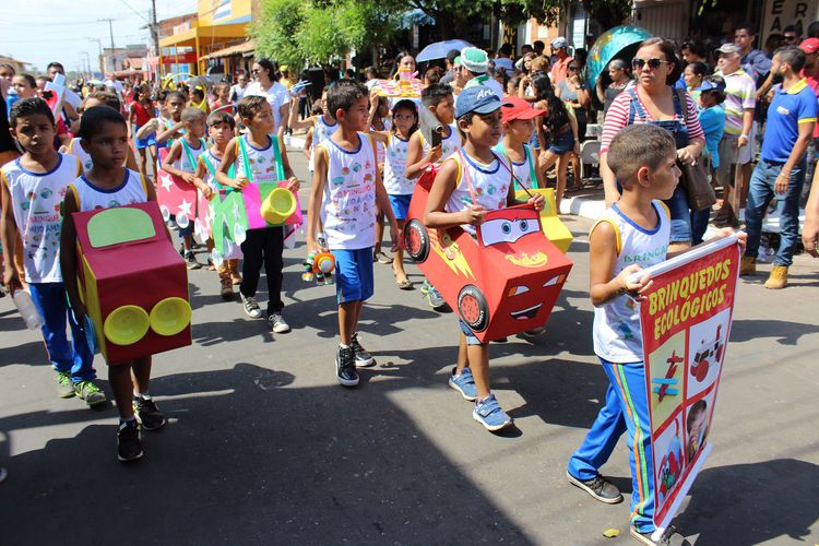 Mundo infantil encanta desfile na Vila Lobão