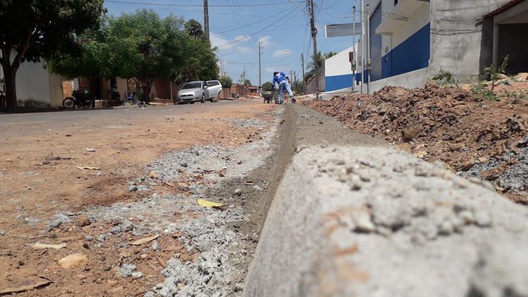 Depois de asfaltadas, ruas recebem meios-fios e sarjetas no Camaçari