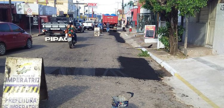 Avenida Babaçulândia recebe serviços de tapa-buracos no Entroncamento