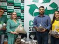 Momento em que equipe da Semmarh recebe as sementes doadas pelo jurista, Guilherme Cordeiro Milhomem Moreira