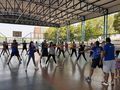 Momento de alongamento, para iniciar as práticas de atividades físicas.