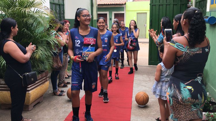Escola Santos Dumont comemora títulos no basquete feminino