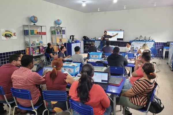 Professores do município participam de treinamento sobre robótica na educação