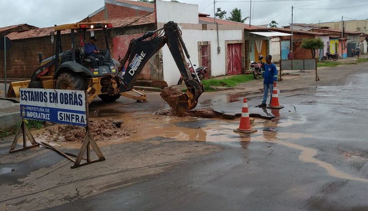 Sinfra realiza manutenção de drenagem profunda na rua Sálvio Dino na Vila Redenção I