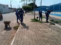 Equipe de Limpeza da Secretaria de Infraestrutura e Serviços Públicos (Sinfra) realizando a manutenção  nas proximidades do Complexo Esportivo Barjonas Lobão