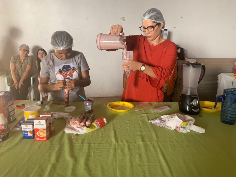 50 pessoas participam do curso de pirulito e geladinho gourmet no Conjunto Vitória