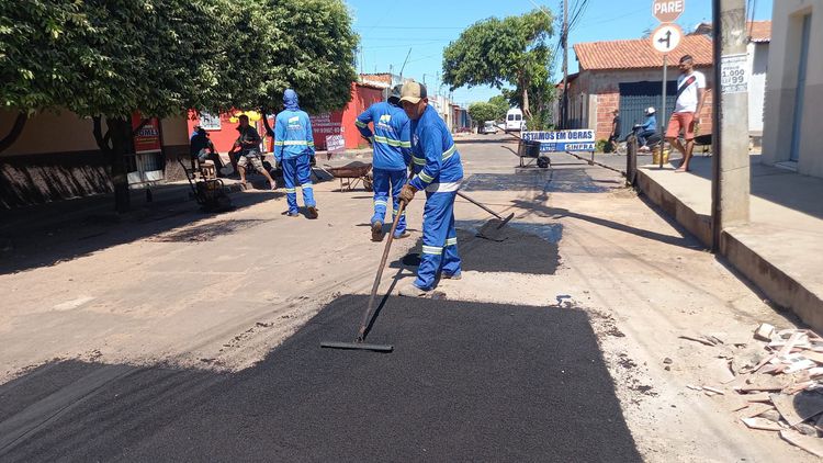Obras de recuperação asfáltica melhoram condições de ruas e avenidas