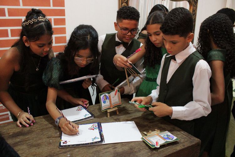Alunos da Escola Moranguinho lançam livro com histórias em prosas e versos