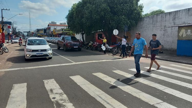 Ação educativa conscientiza condutores de veículos  na Avenida Bernardo Sayão