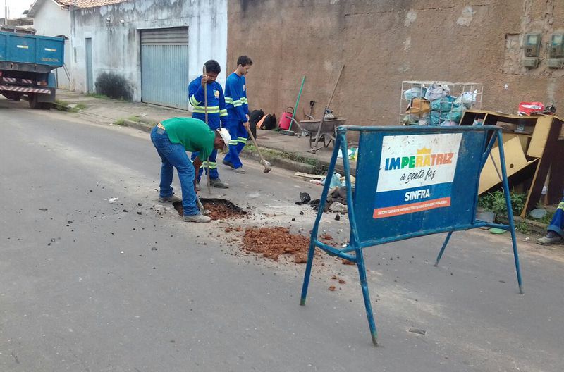 Reparo na rede de drenagem na Rua Paraíba, entre as Ruas Raimundo Morais e D, no bairro Santa Rita