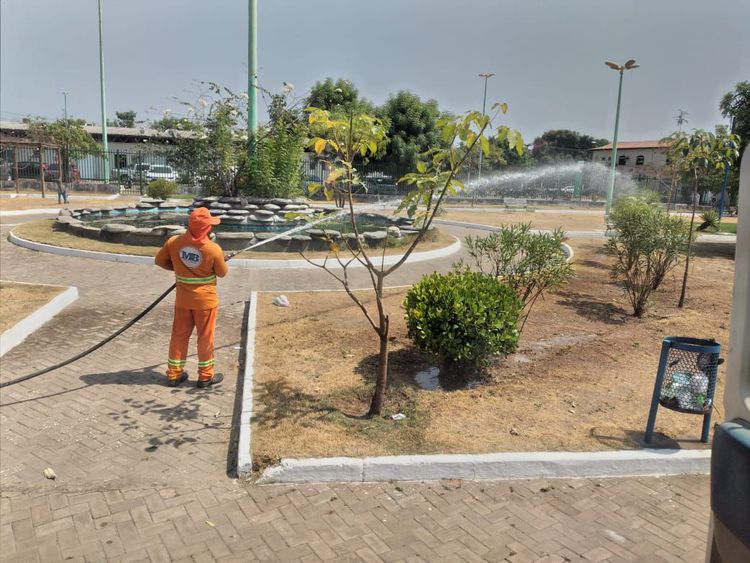 Equipes de limpeza promovem manutenção de logradouros públicos