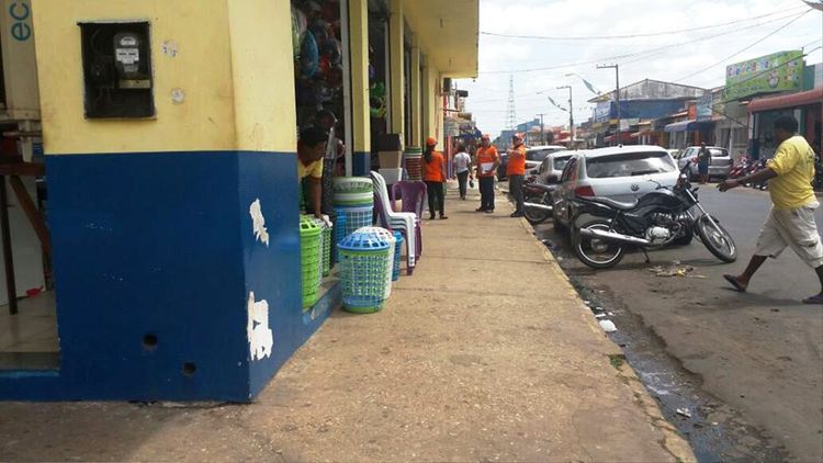 Defesa Civil notifica lojas e ambulantes que ocupam passeio público