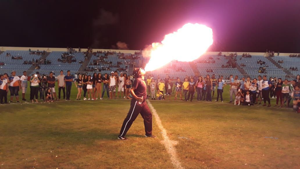 <p>A magia do circo invadiu o est&aacute;dio Frei Epif&acirc;nio com truques de m&aacute;gica, bal&eacute; e malabarismo.</p>

<p><img alt="" src="https://d2uzqu0gkpnx87.cloudfront.net/site/uploads/2018/05/25/ab4.jpg" style="height:100%; width:100%" /></p>

<p><img alt="" src="https://d2uzqu0gkpnx87.cloudfront.net/site/uploads/2018/05/25/ab5.jpg" style="height:100%; width:100%" /></p>