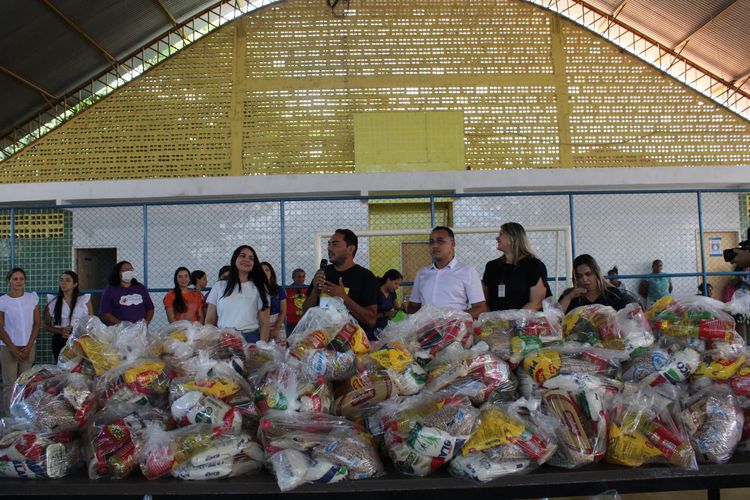 Ação distribui mais de 1.000 cestas básicas e cinco toneladas de pescado