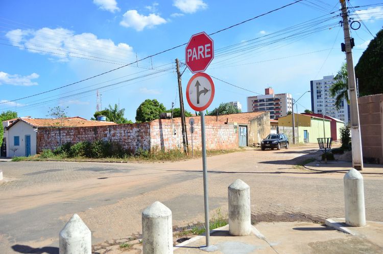 Placas de sinalização de trânsito passam por manutenção no Maranhão Novo
