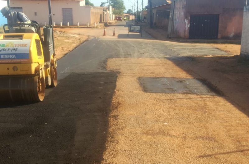 Tapa-buracos em fase de conclusão na Rua Osvaldo Rodrigues, no Conjunto Planalto I.