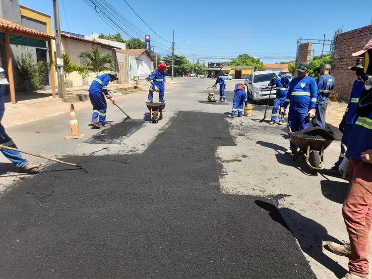 Recuperação asfáltica de ruas continua em vários bairros nesta segunda-feira