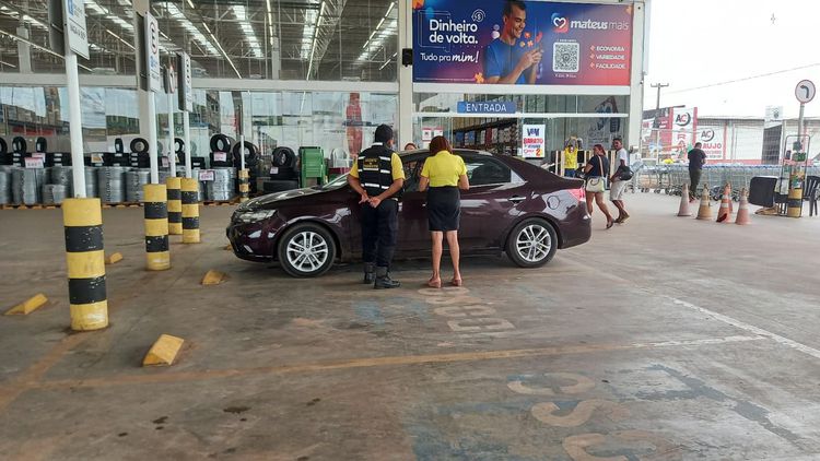 Blitz educativa conscientiza motoristas sobre vagas reservadas para idosos e pessoas com deficiência