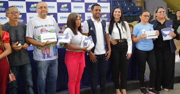 Prefeitura Entrega Tablet Camiseta E Protetor Solar Aos Agentes