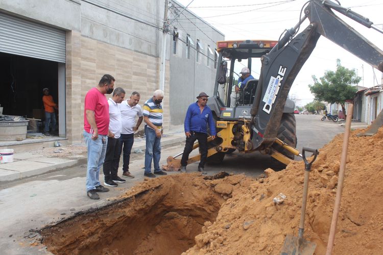Drenagem profunda da rua Floriano Peixoto passa por manutenção na Nova Imperatriz