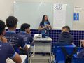 Estudante compartilha com colegas de escola os aprendizados do Desafio Super SUS, sendo uma multiplicadora de conhecimento.