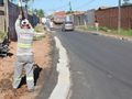 Homens trabalham na colocação de meios-fios no trecho pavimentado da Avenida Dorgival Pinheiro na Vila Redenção