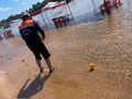 Agentes da Defesa Civil atuam nas margens do rio Tocantins para sinalizar áreas seguras de banho e orientar a população antes do início oficial do veraneio.