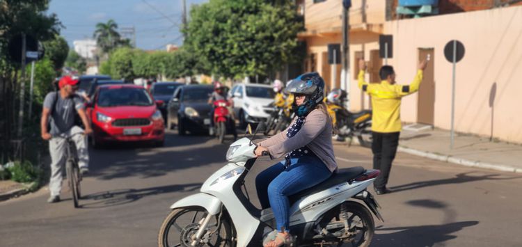 Agentes de trânsito garantem fluidez de veículos na Rua Pernambuco