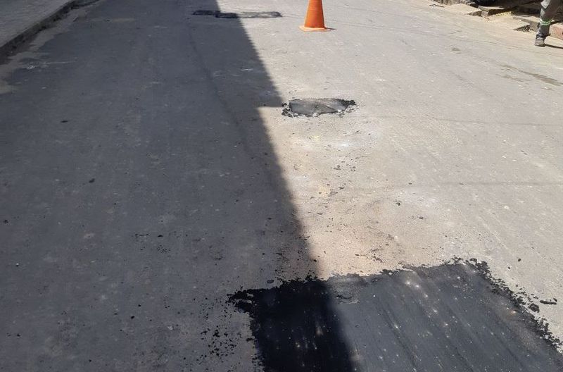 Avança tapa-buracos na Rua Luís Domingues, sentido BR-010, Entroncamento