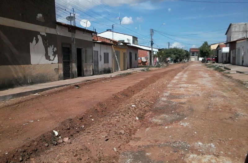 Serviço de terraplagem na Rua Professor José de Queiroz, Vila Redenção II