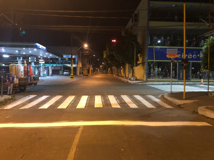Trânsito reforça pintura de faixas de pedestres e retenção nas avenidas JK e Dorgival Pinheiro