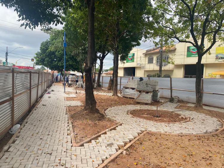 Prefeito Assis Ramos vistoria obra de reforma e modernização da praça Ferro de Engomar