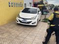 Agente de trânsito da SUTRAN autua veículo estacionado sobre a calçada, obstruindo a passagem de pedestres.