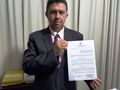 Secretário de Administração Jose Antonio Pereira de posse da Lei Ordinária N° 1.662/2017 que dispõe sobre o reajuste salarial/ 2017, e dá outras providências, foi sancionada pelo Prefeito em 26/04/2017