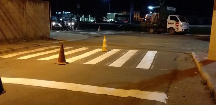 Setran realiza manutenção de placas e faixas de pedestres