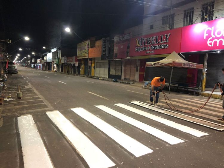 Prefeitura revitaliza pintura de faixas de pedestre em frente ao Calçadão