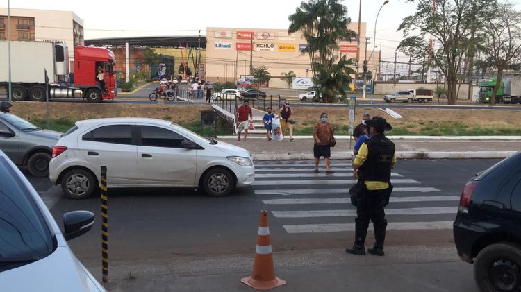 Agentes de trânsito orientam sobre segurança na travessia de faixas de pedestres