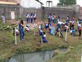 Alunos da Escola Municipal Mariana Luz durante revitalização do riacho Capivara