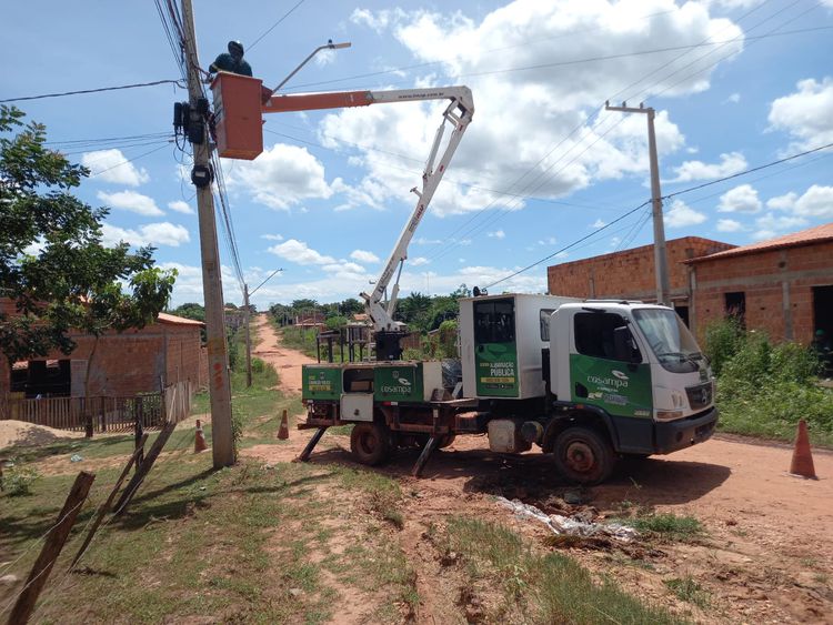 Iluminação pública e terraplenagem em acesso a bairros da região Bom Jesus