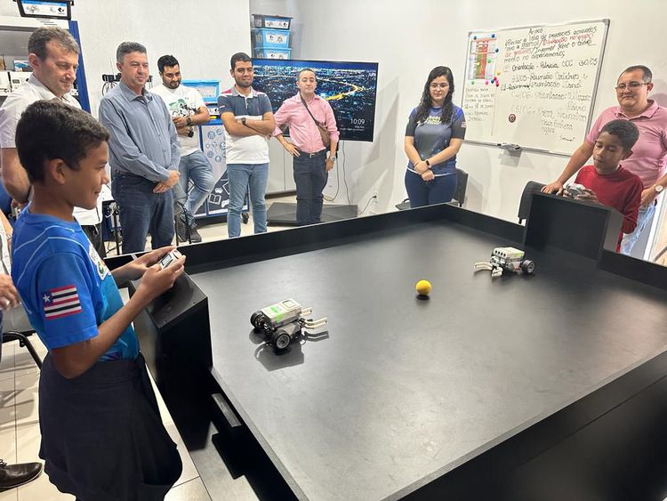 Prefeitura recebe mesas para a robótica na escola fruto de parceria com o Senai