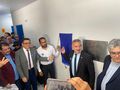 O prefeito Assis  Ramos e o desembargador Francisco Ronaldo Maciel decerram placa inaugural.