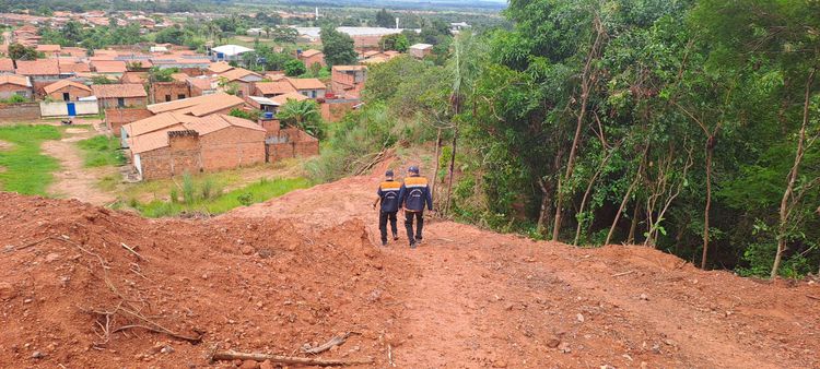 Defesa Civil monitora morro no bairro Ouro Verde após forte chuva