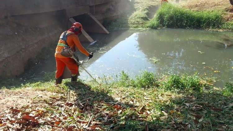 Riacho Bacuri recebe equipes de limpeza e desobstrução