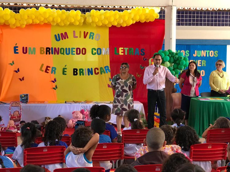 Prefeito entrega quase mil livros para Educação Infantil nesta segunda-feira