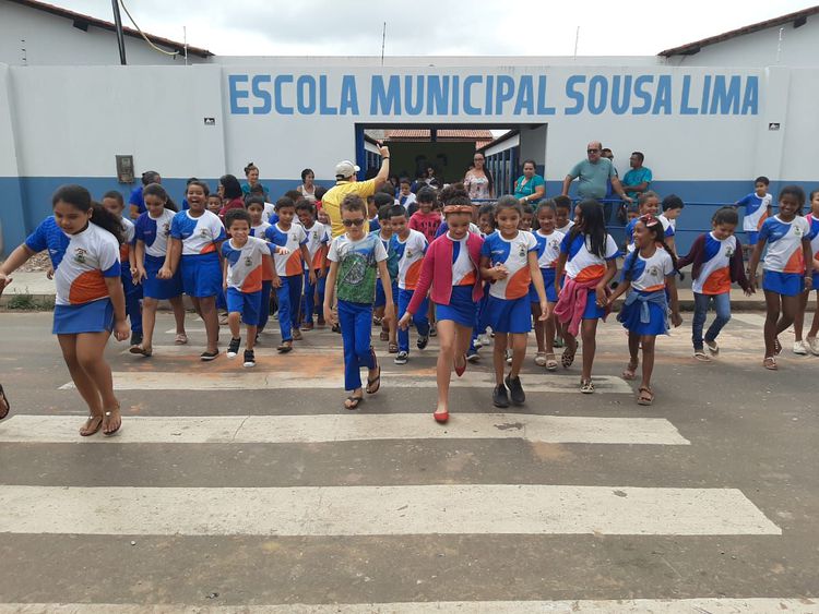 Travessia Segura é realizada em frente à Escola Municipal Sousa Lima