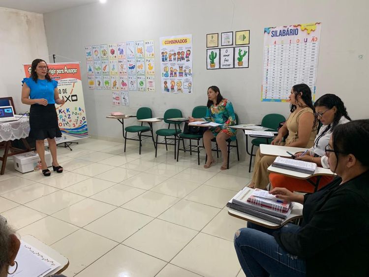 Professores do município participam de formação do projeto Correção de Fluxo