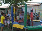 Criançada se diverte durante ação social na Vila Davi II